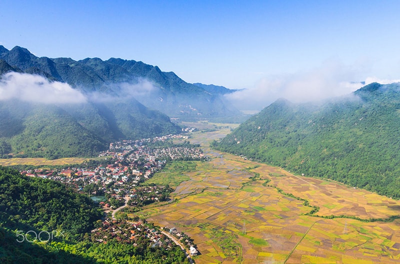 Mai Châu: Bạn đã nghe về Mai Châu với những cánh đồng lúa bạt ngàn, cùng những ngôi nhà gỗ truyền thống đầy nét đẹp hoài niệm chưa? Cùng trải nghiệm những khoảnh khắc tuyệt vời với hình ảnh của Mai Châu, một điểm đến lý tưởng cho những người yêu thích sự bình yên của miền quê Việt.