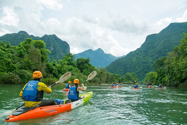 Chèo thuyền Kayak trên sông Nậm Song Vang Vieng