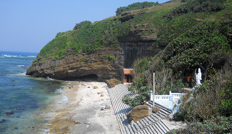 Chùa Hang Lý Sơn