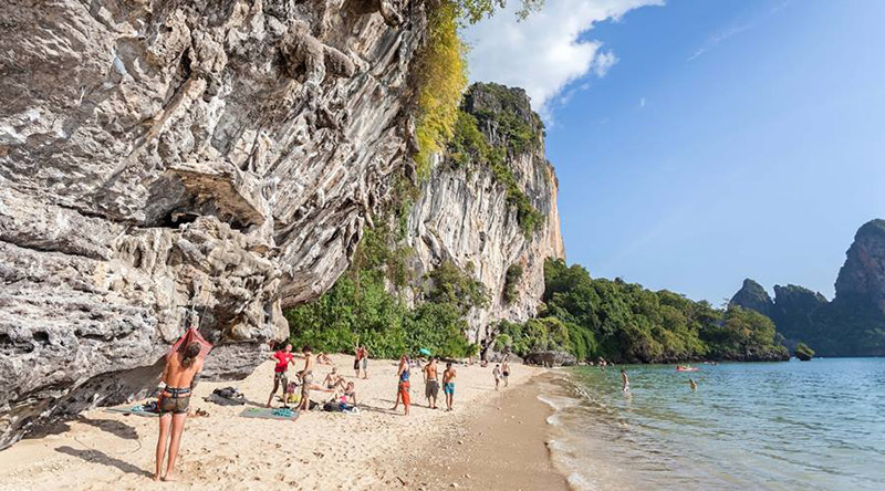 Leo núi đá ở Railay