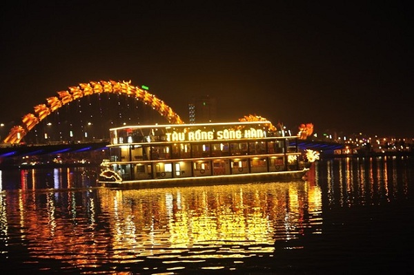 Tàu Rồng, du thuyền dọc sông Hàn ngắm Đà Nẵng về đêm Yong.vn