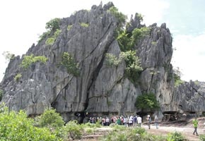 Núi Đá Dựng